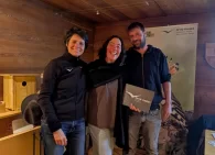 Remise officielle de la plaque «Entreprise partenaire» par Sophie Michaud responsable projet «durabilité, produits et tourisme» à Lucia et Yves Cordonier les gardiens de la Trächu Hittu.