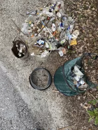 Trois tas de déchets, canettes en alu, plastique, métal, débris de verre, emballages de nourriture 