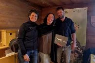 Remise officielle de la plaque «Entreprise partenaire» par Sophie Michaud responsable projet «durabilité, produits et tourisme» à Lucia et Yves Cordonier les gardiens de la Trächu Hittu.