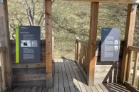 Panneaux d'information dans un poste d'observation de la faune