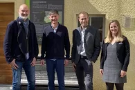 Quatre personnes devant le centre nature et paysage