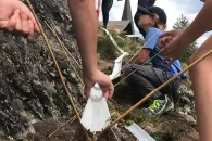 Enfants installant un petit toboggan pour l'eau à l'extérieur