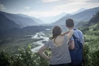 Tavolata 2019, Couple regarde du vignoble de Varonne sur le Rhône sauvage et le site protégé du bois de finges