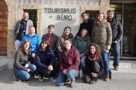 12 personnes devant l'office de tourisme à Ernen