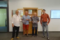 Remise d'un plaque partenaire aux représentants des nouvelles entreprises partenaires