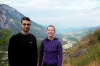 Jonathan et Emilie sont devant le paysage avec la montagne Gorwetsch et le Rhône sauvage en arrière plan