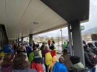 Groupe de personnes écoute le directeur sous la pluie