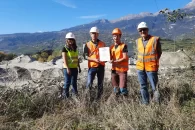 4 personnes devant la gravière Holcim. Monsieur Petitot et monsieur Golay tient le certificat de la fondation dans la main.