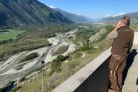 Guide regarde a travers ses jumelles 