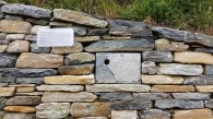Nichoir dans un mur en pierre sèche.