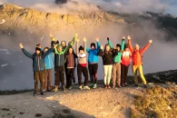 Groupe de jeunes au sommet de l'Illhorn lors du couché de soleil