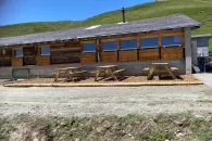 étable de l'alpage oberen, avec des tables de piquenique devant
