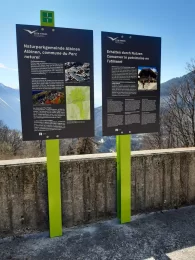 Zwei informations tafeln grün und grau