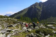 Un groupe de personnes restaurent murs en pierre